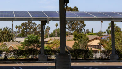 Des abris de voiture (carport) équipés de panneaux solaires.