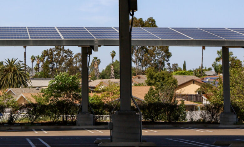 Des abris de voiture (carport) équipés de panneaux solaires.