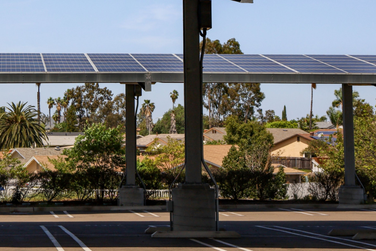 Des abris de voiture (carport) équipés de panneaux solaires.