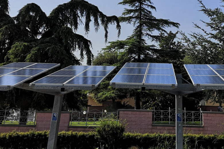 Un carport solaire'(abri de voiture) pour recharger les voitures électriques.