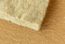 Des panneaux isolants thermiques compressés en fibres de chanvre.