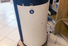 L'invention d'un chauffe-eau à impact économique et environnemental réduit, pour la production d'eau chaude sanitaire