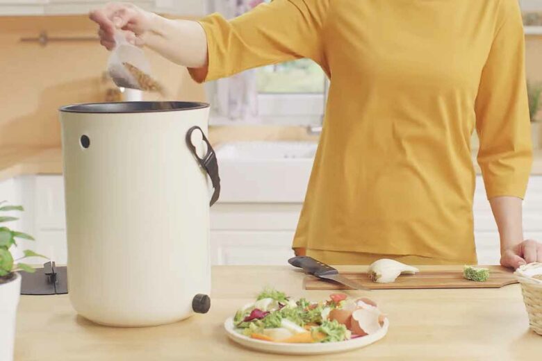 Le composteur de cuisine est livré avec de la poudre de fermentation.