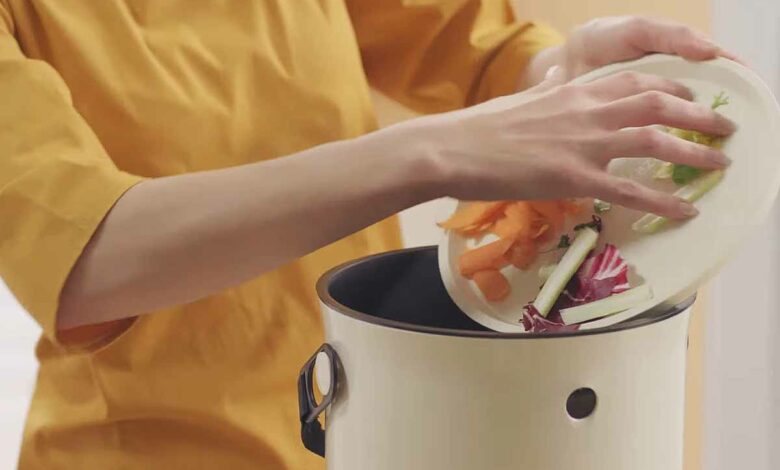 L'invention d'un composteur de cuisine innovant.