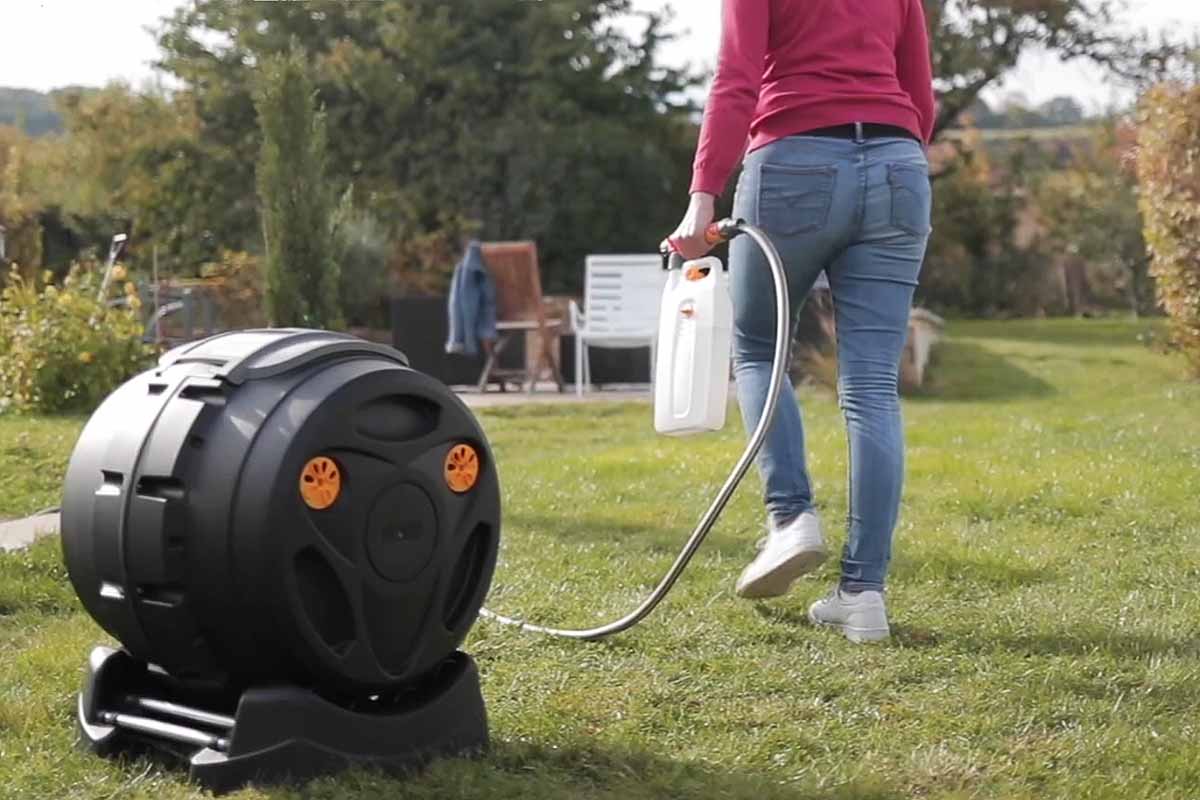 Hozelock Easymix : l'invention d'un composteur rotatif innovant, intégrant  un système d'arrosage nourrissant - NeozOne