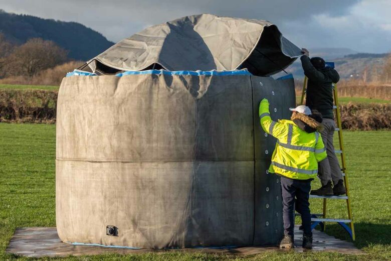 Deploy, réservoir d'eau gonflable innovant et prêt à l'emploi, fabriqué avec un tissu rempli de béton.