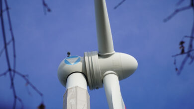 La première éolienne en bois inaugurée dans le monde à Garbsen, Basse-Saxe, Allemagne.