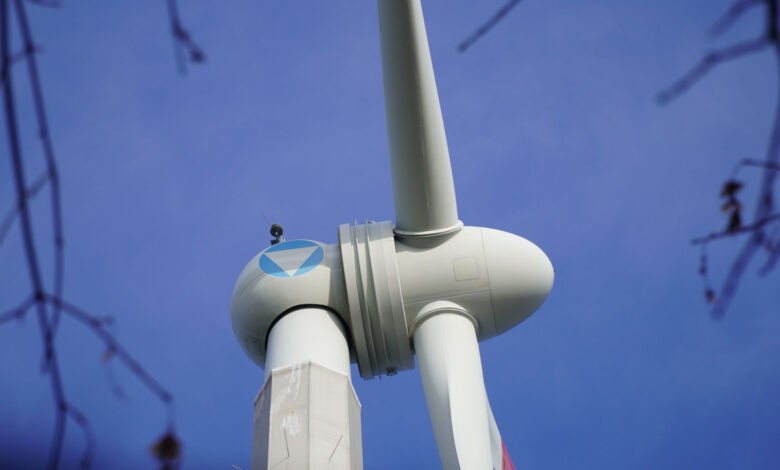 La première éolienne en bois inaugurée dans le monde à Garbsen, Basse-Saxe, Allemagne.