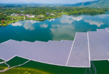 Vue aérienne des panneaux solaires flottants