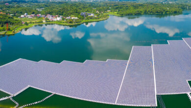 Vue aérienne des panneaux solaires flottants