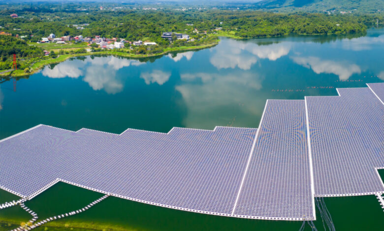 Vue aérienne des panneaux solaires flottants