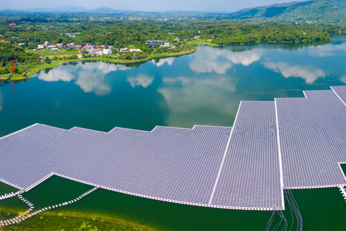 Vue aérienne des panneaux solaires flottants