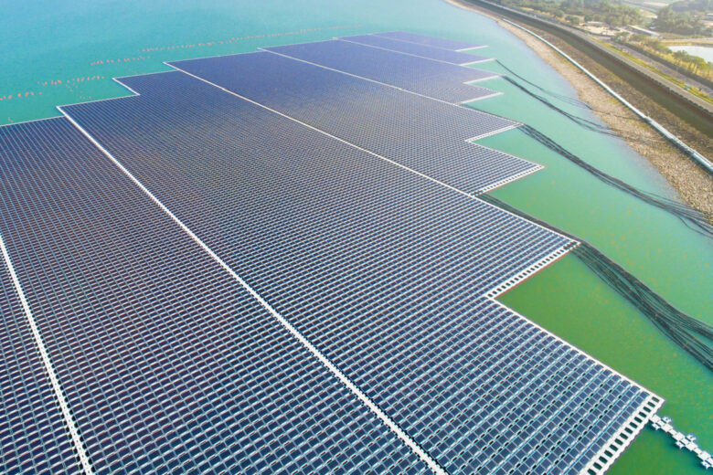 La plus grande ferme de parcs solaires flottants d'Europe à Zwolle, en Hollande.