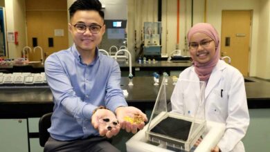 Le professeur Edison Ang (à gauche) avec des échantillons de déchets de fruits et de carbures de molybdène assisté d'une collègue qui tient un alambic solaire.