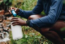 L'invention d'une gourde filtrante pour récupérer de l'eau d'une source naturelle.