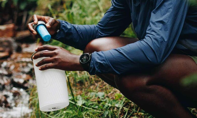 L'invention d'une gourde filtrante pour récupérer de l'eau d'une source naturelle.