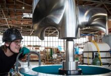 L'invention d'une hydrolienne avec des bords d’attaque de l’hélice plus épais et moins tranchant.