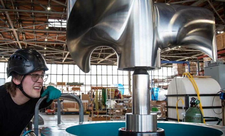 L'invention d'une hydrolienne avec des bords d’attaque de l’hélice plus épais et moins tranchant.