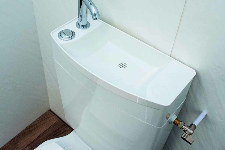L'invention d'un réservoir de toilette avec un lavabo lave-main intégré.