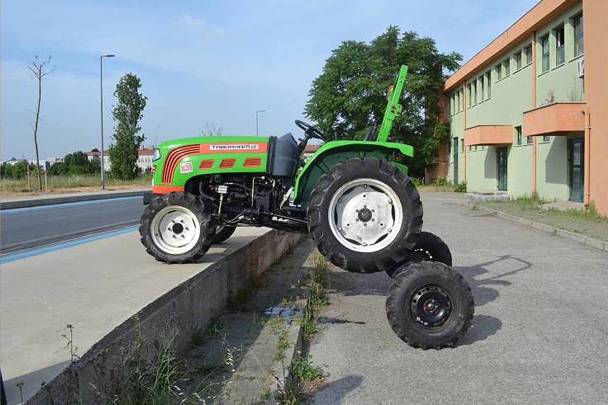 Avec cette invention le tracteur peut s'ériger de 0 à 90 degrés.