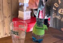 Pour utiliser cette invention, « après une première consommation, pressez la bouteille pour faire remonter le liquide jusqu’au bouchon et refermez là. ».