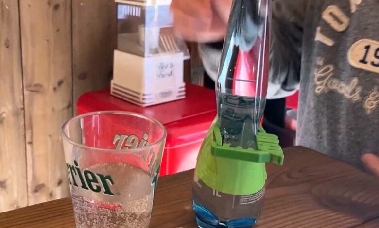 Pour utiliser cette invention, « après une première consommation, pressez la bouteille pour faire remonter le liquide jusqu’au bouchon et refermez là. ».