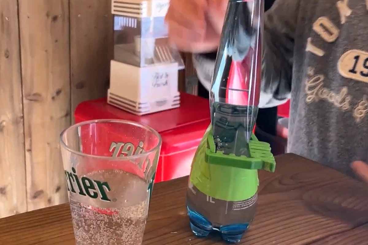 Pour utiliser cette invention, « après une première consommation, pressez la bouteille pour faire remonter le liquide jusqu’au bouchon et refermez là. ».