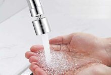 Un mousseur de robinet est un petit dispositif fixé à l'extrémité d'un robinet pour réduire le débit d'eau en la mélangeant avec de l'air.