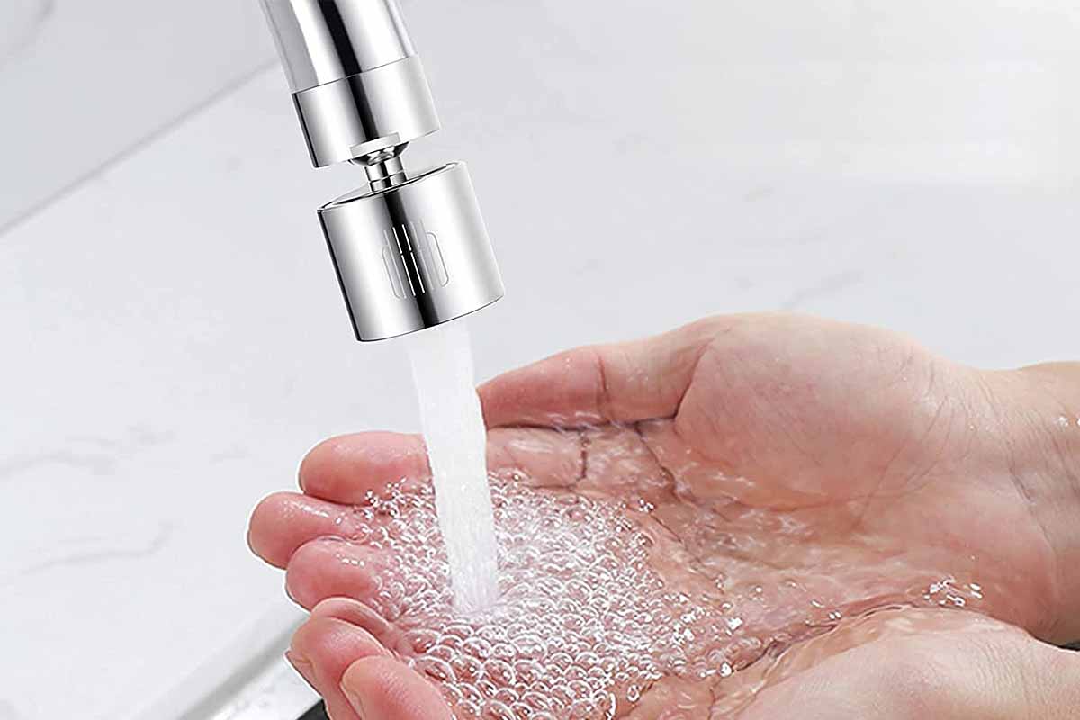 Un mousseur de robinet est un petit dispositif fixé à l'extrémité d'un robinet pour réduire le débit d'eau en la mélangeant avec de l'air.