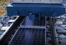 Une invention pour installer des panneaux solaires entre les rails des trains.