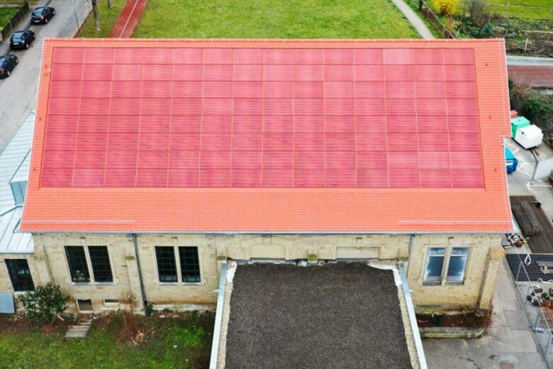 Dans le cadre du projet de recherche "PVHide", une installation photovoltaïque de couleur rouge brique a été intégrée directement dans le toit d'un bâtiment historique.