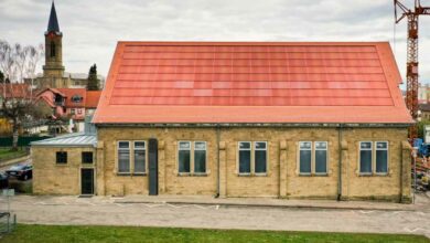 Un gymnase situé à Eppingen avec l'installation doté de panneaux solaires rouges.