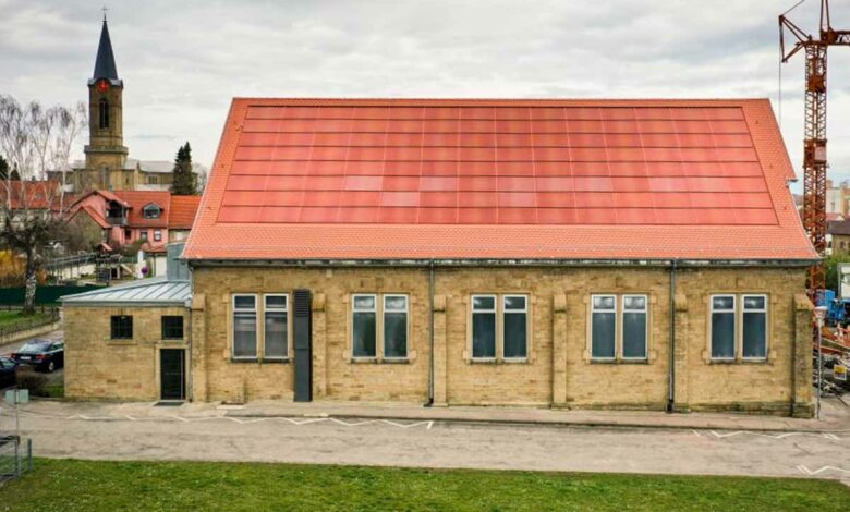 Un gymnase situé à Eppingen avec l'installation doté de panneaux solaires rouges.