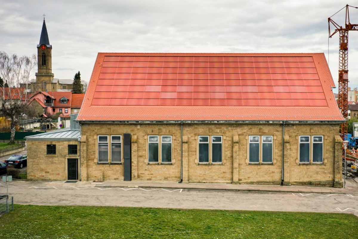Un gymnase situé à Eppingen avec l'installation doté de panneaux solaires rouges.