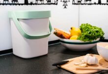 L'invention d'une poubelle qui neutralise les mauvaises odeurs.