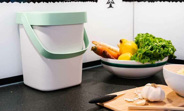 L'invention d'une poubelle qui neutralise les mauvaises odeurs.