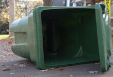 Une invention pour stabiliser les poubelles.