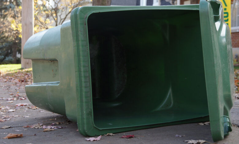 Une invention pour stabiliser les poubelles.