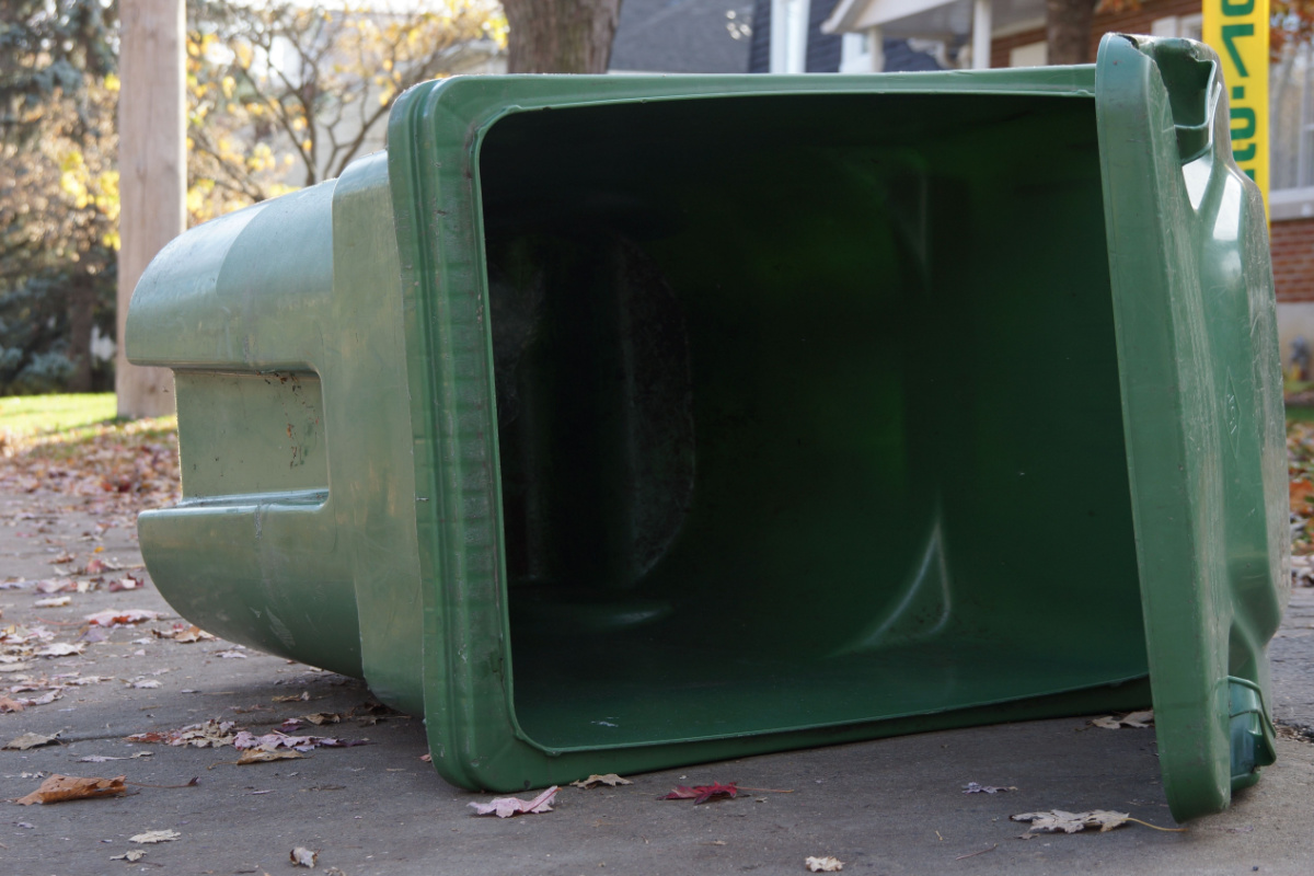 Une invention pour stabiliser les poubelles.