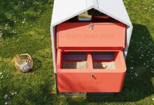 Les « bacs à litière » amovibles et compostables permettent un nettoyage du poulailler en 30 secondes.