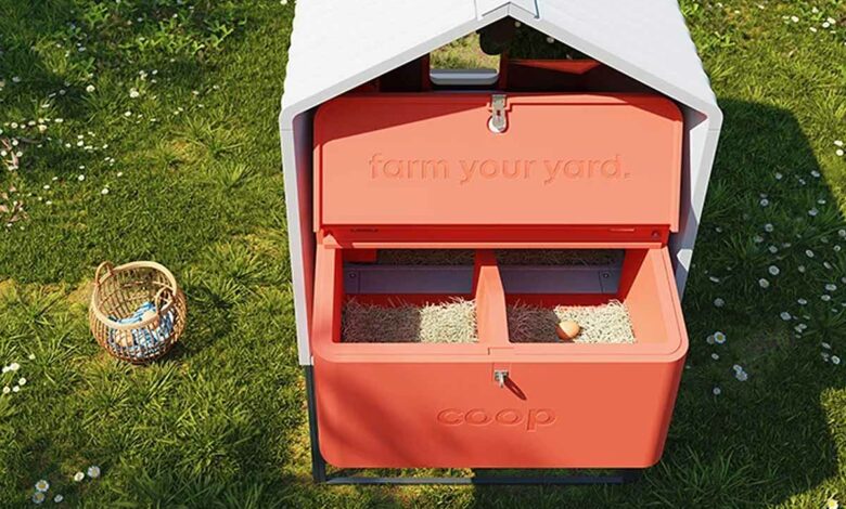 Les « bacs à litière » amovibles et compostables permettent un nettoyage du poulailler en 30 secondes.