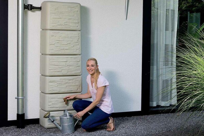 L'invention d'un récupérateur d'eau de pluie moderne imitation pierre au design qui s'accorde aux murs de votre maison.