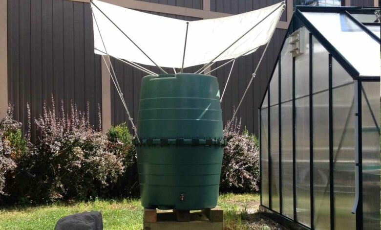 L'invention d'un parapluie inversé pour récolter l'eau de pluie.