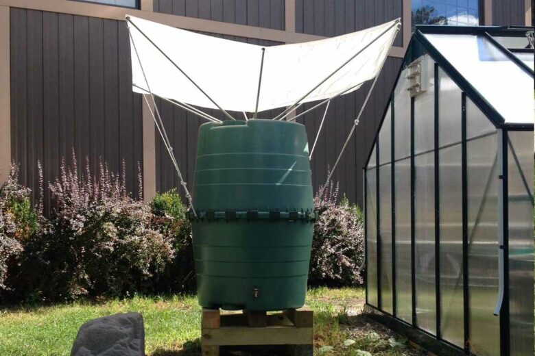 L'invention d'un parapluie inversé pour récolter l'eau de pluie.