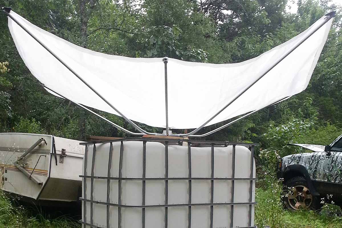 RainSaucer, l'invention d'un parapluie inversé en forme d'entonnoir pour  faciliter la récupération d'eau de pluie - NeozOne