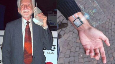 Martin Cooper, l'inventeur du téléphone portable, avec le prototype DynaTAC de 1973 lors du Forum e21 au Taipei International Convention Center.