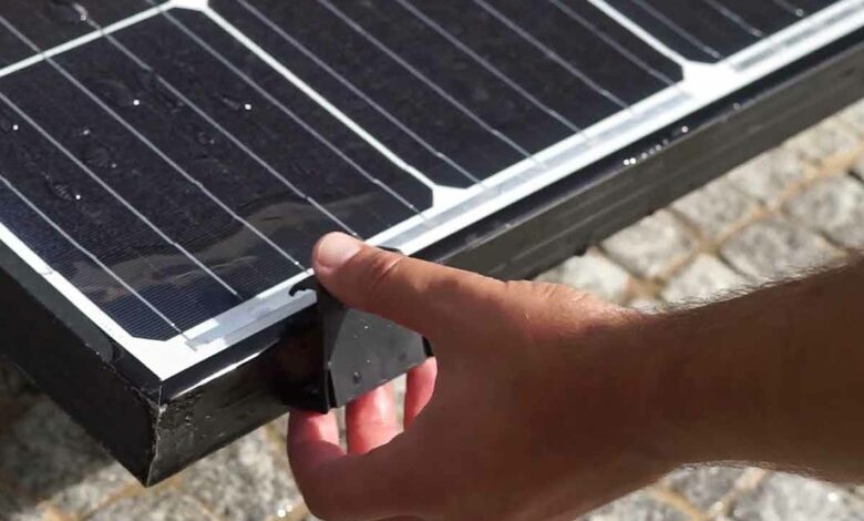 L'invention d'un clip de vidange adaptable à toutes les tailles de châssis de panneaux solaires.