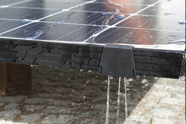 Cette innovation empêche l'accumulation d'eau et de poussière sur le cadre du panneau solaire et est idéal pour les installations à faible inclinaison (jusqu'à 15º).