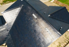 Un toit équipé des tuiles solaires TESLA.