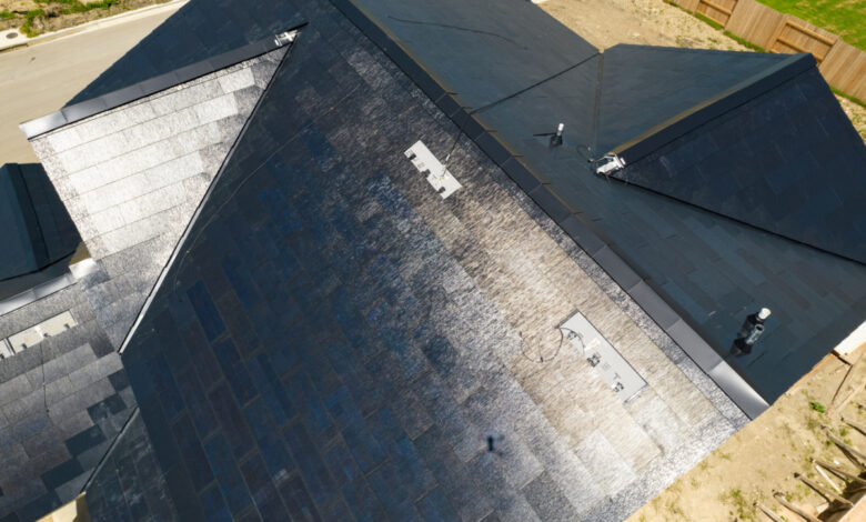 Un toit équipé des tuiles solaires TESLA.